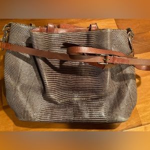 Women’s Dooney & Bourke shoulder bag.